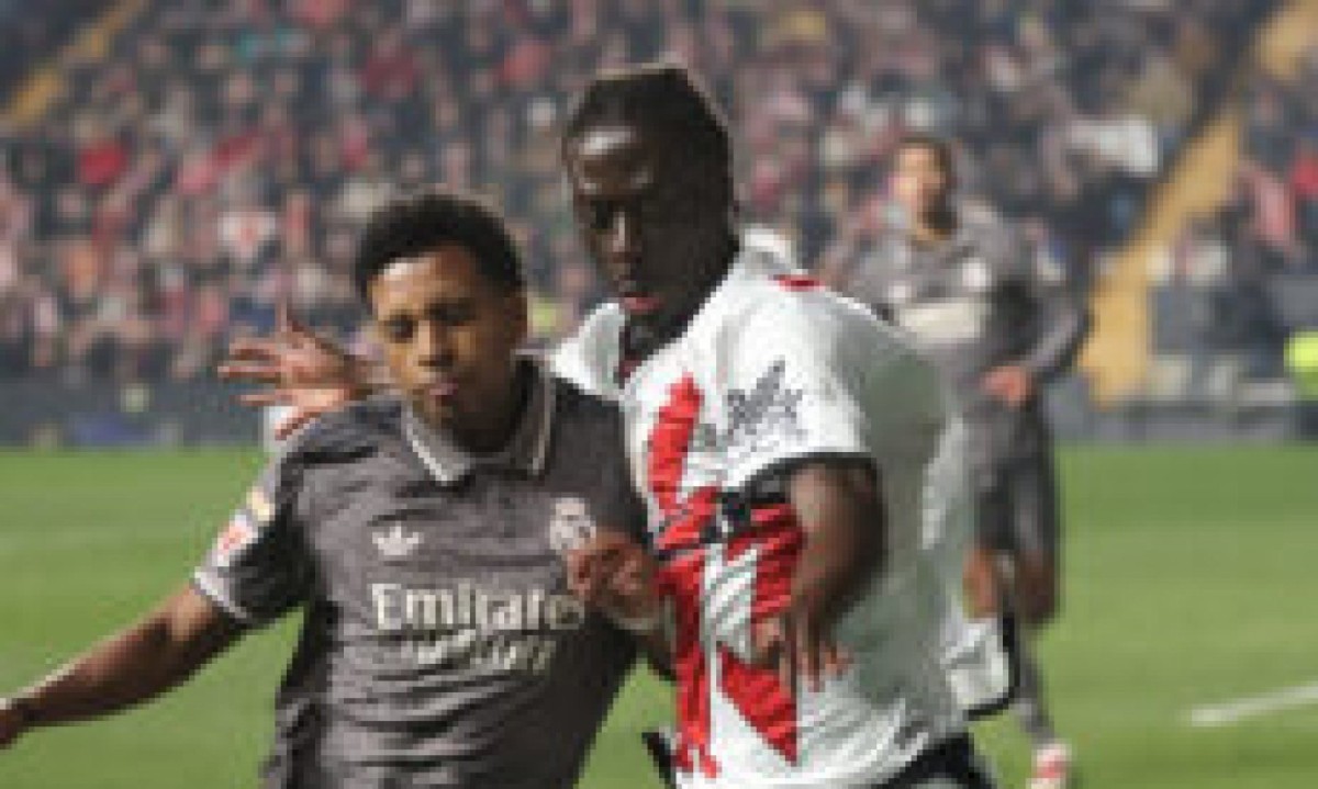  Real Madrid's Brazilian forward #11 Rodrygo (L) challenges Rayo Vallecano's Ghanaian defender #16 Abdul Mumin during the Spanish league football match between Rayo Vallecano de Madrid and Real Madrid CF at the Vallecas stadium in Madrid on December 14, 2024. (Photo by Pierre-Philippe MARCOU / AFP)
       -  (crédito:  AFP)