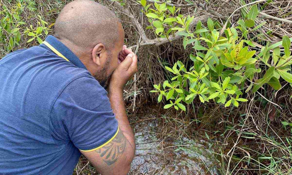 As águas que formarão o arrudas em uma das nascentes, onde é possível beber, e já completamente enegrecidas pela poluição, no Bairro Madre Gertrudes -  (crédito: Mateus Parreiras/EM/D.A Press)