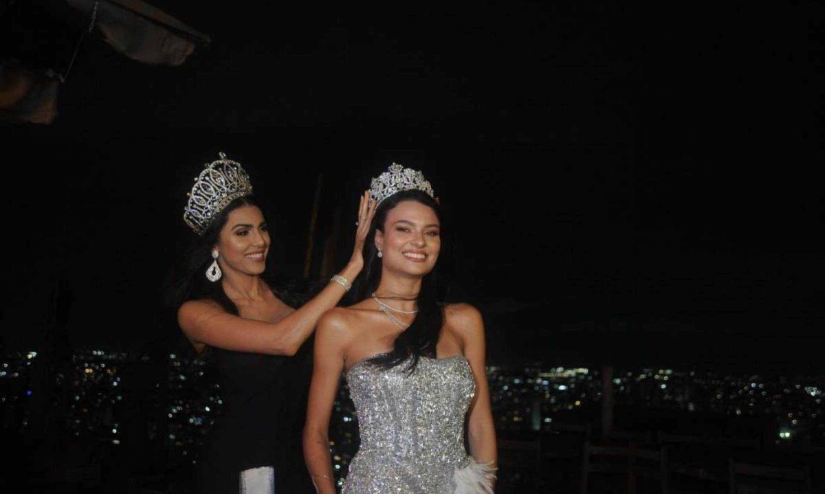 Eduarda Fernandes, de prata, recebe coroa de Lara Van Der Maas no Miss Universe Belo Horizonte -  (crédito: Alexandre Guzanshe/EM/D.APress)