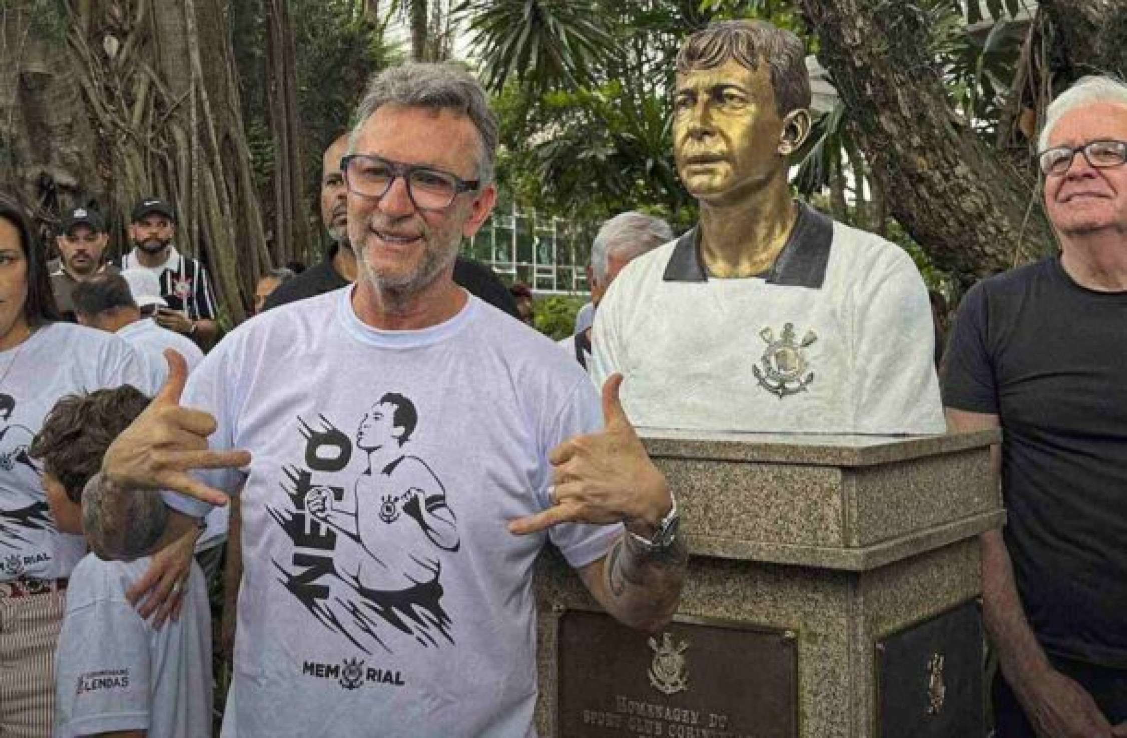 Neto se emociona com homenagem do Corinthians