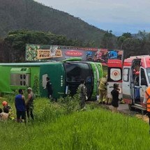 MG: ônibus de viagem tomba em Itabirito e deixa feridos - Imagens cedidas: Pedro Drummond