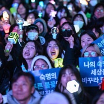 Sul-coreanos celebram impeachment de presidente com k-pop e samba nas ruas - Anthony Wallace/AFP