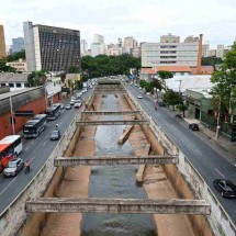 o Arrudas ao passar pelo Centro de BH, pouco depois do Parque Municipal: canal elimina obstáculos naturais que ajudam a controlar enchentes