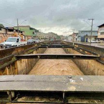 na Avenida Teresa Cristina, além de receber todo tipo de poluentes, o curso gera preocupação a cada chuva, pelo risco de transbordar