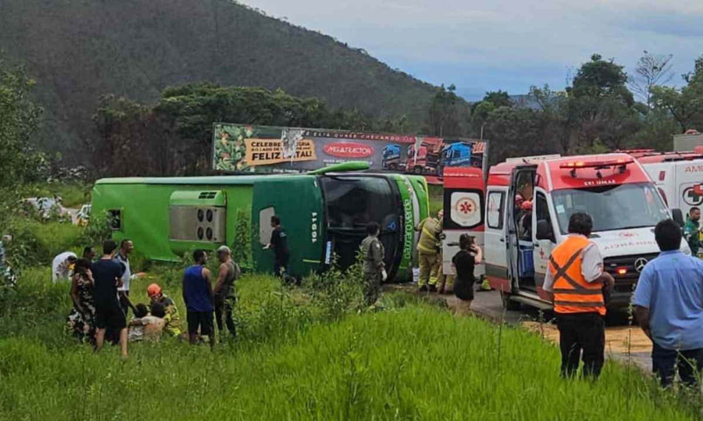 MG: ônibus de viagem tomba em Itabirito e deixa feridos