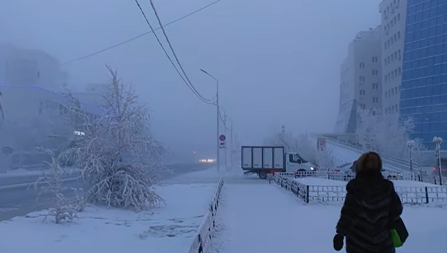 As cidades de Oymyakon e Yakutsk (foto), na Rússia, são as mais geladas (com habitantes) do planeta. Na primeira semana de maio de 2024, em plena primavera, a mínima chega a oito graus negativos. Então, quando chega o inverno, em dezembro, a coisa fica feia. As temperaturas vão a 50 graus negativos. 