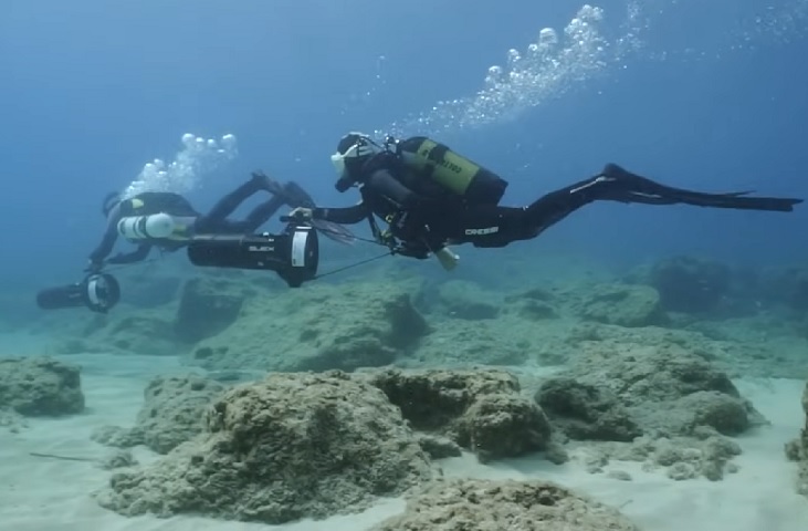 A busca começou em 2019 e terminou em outubro de 2023. Inicialmente, a equipe usou um sonar para mapear o estreito, identificando locais para mergulho.