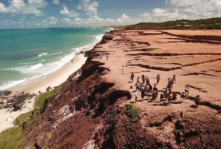 Em julho de 2023, duas irmãs caíram das falésias. Uma delas precisou fazer uma cirurgia no antebraço.