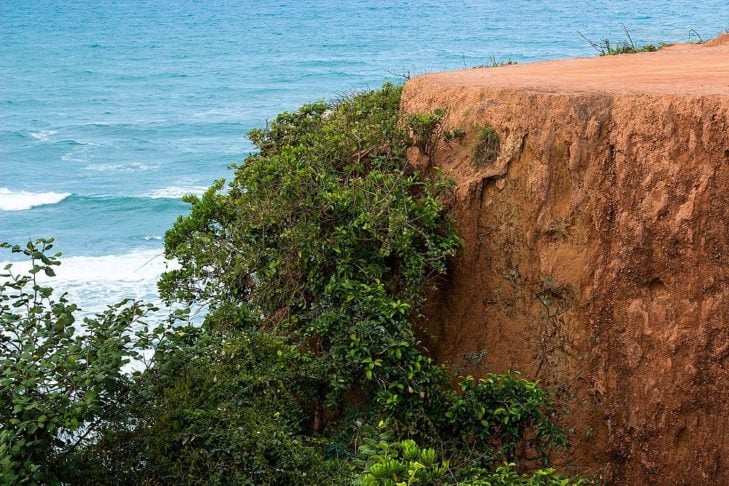 Apesar de um histórico de acidentes, as falésias são lugares de incrível beleza que, se houver cuidado na visitação, podem se tornar um passeio   prazeroso e inesquecível. 