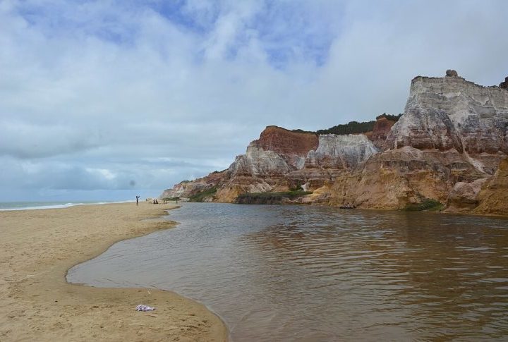 Falésias da Praia do Gunga: São um dos principais pontos turísticos do estado de Alagoas, no Brasil. Elas estão localizadas no município de Roteiro, a cerca de 35 quilômetros da capital, Maceió.