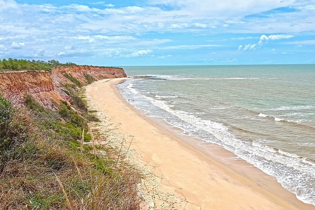 Falésias do Prado: São um dos principais pontos turísticos do município de Prado, no estado da Bahia, no Brasil. As falésias do Prado são conhecidas por suas cores vibrantes e costumam ser um cenário deslumbrante para fotos e caminhadas.