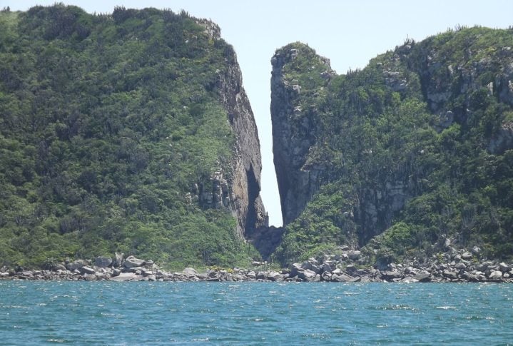 Fenda de Nossa Senhora: É um acidente geográfico localizado na Ilha do Farol, em Arraial do Cabo, no Rio de Janeiro. É uma fenda rochosa, dando a impressão de ter sido retirada uma fatia da ilha, como se cortasse um bolo.