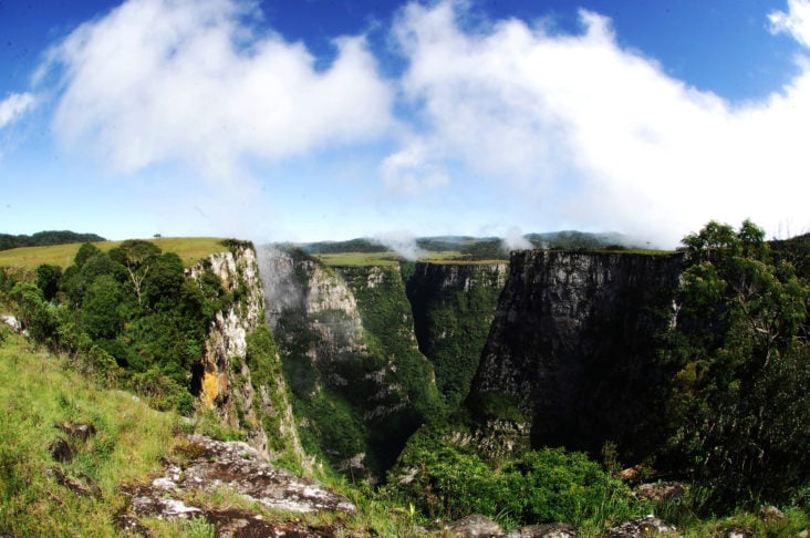 Cânion das Laranjeiras: Fica localizado no município de Bom Jardim da Serra, no estado de Santa Catarina. Com aproximadamente 5 km de extensão e 800 m de profundidade, é considerado o maior cânion do estado e um dos mais bonitos do Brasil.