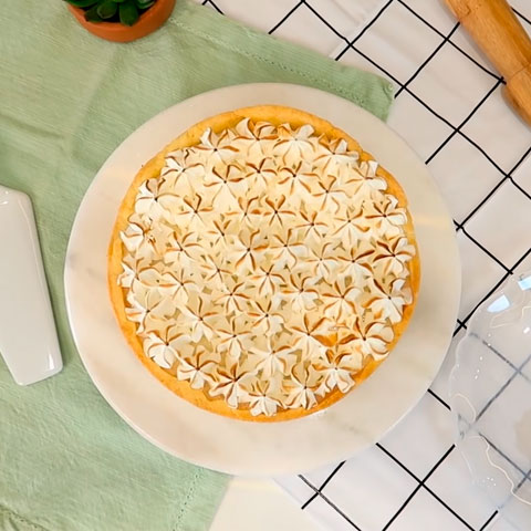 Nos pratos doces, o tradicional é a torta de limão, com o equilíbrio perfeito entre doçura e acidez. Mas também existem outras formas de utilizar o limão em sobremesas como um brigadeiro da fruta.