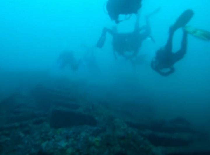 Quando finalmente foi ao convés, percebeu que estavam prestes a colidir com a Ilha Rasa, no Rio de Janeiro. Hoje, o local se tornou um dos mais populares para mergulhadores profissionais.