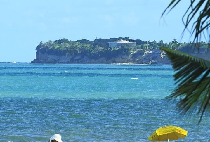 Ponta do Seixas: Localizado no município de João Pessoa, capital do estado da Paraíba, a Ponta do Seixas é uma estreita faixa de praia de areia branca, cercada por falésias rochosas.