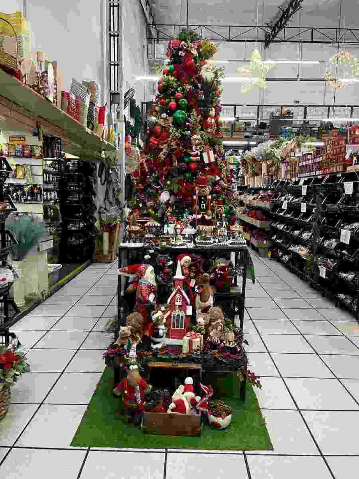 Embalagens Santa luzia propõe uma árvore lúdica com a vila do papai noel
