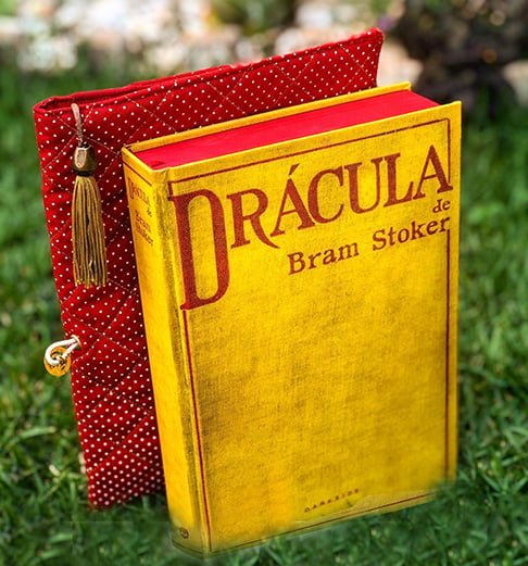 #2 “Drácula” - Ambientado na misteriosa Transilvânia, o livro narra a história do icônico Conde Drácula, um ser sedutor e aterrorizante vampiro mortal, sedento por sangue humano.