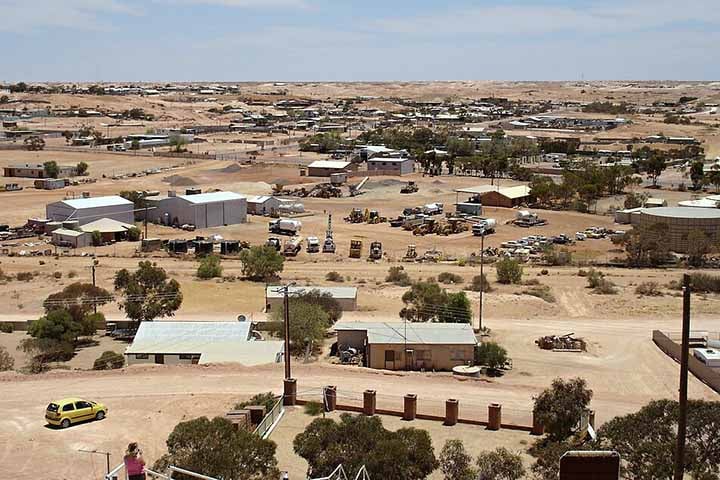 A luz natural em alguns ambientes das residências também é proveniente de tubos que cortam verticalmente a terra. 
