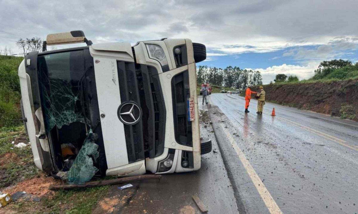 Apenas motorista do caminhão se feriu, com escoriações leves -  (crédito: Divulgação/CBMMG)