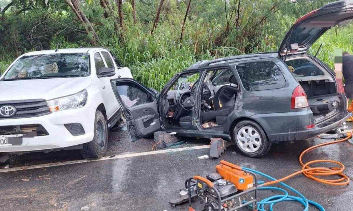 Motorista do Fiat Palio Weekend morreu, e duas outras pessoas ficaram feridas. Na Toyota Hilux, ninguém se feriu -  (crédito: Reprodução/CBMMG)