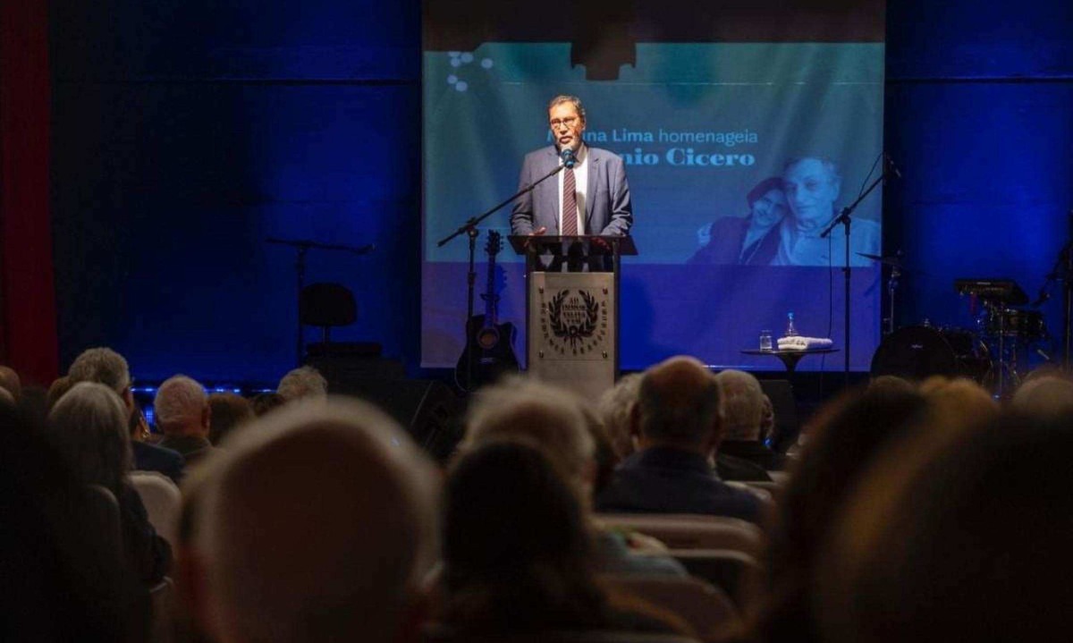 Merval Pereira, presidente da Academia Brasileira de Letras, emocionado na solenidade emima que Marina L, irmã de Antonio Cicero, cantou canções feitas por ela e o irmão -  (crédito: Michael Felix Divulgação)