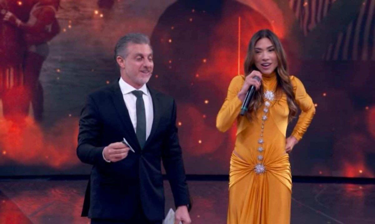 Luciano Hulk e Patrícia Abravanel dividiram o palco durante homenagem a Silvio Santos em 'Melhores do Ano' -  (crédito: Reprodução/TV Globo)