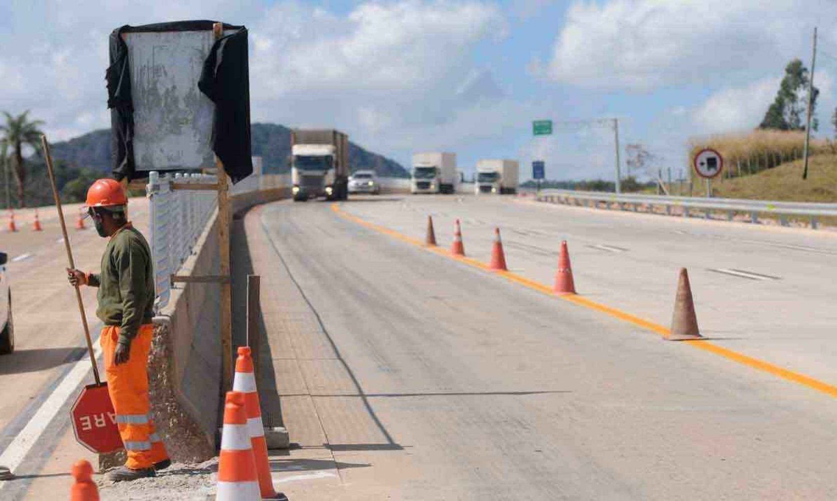 CNT analisou 111,8 mil quilômetros de rodovias em todas as regiões do país e constatou que 67% das pistas apresentam condições insatisfatórias
 -  (crédito: Leandro Couri/EM/D.A Press)