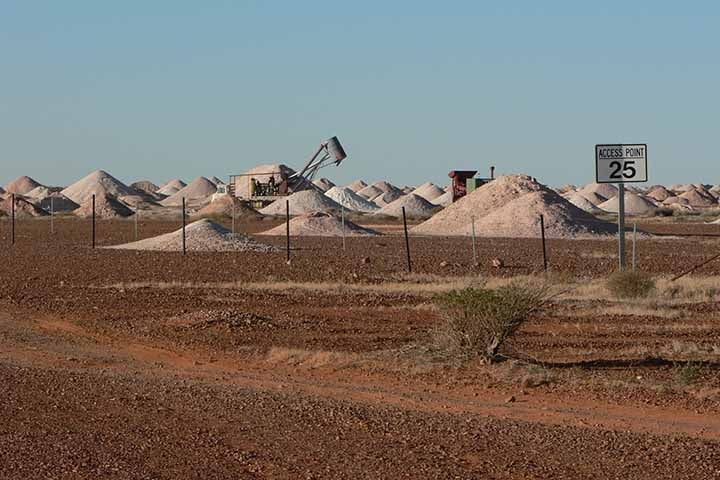 A paisagem de Coober Pedy está repleta de poços de ventilação fixados no solo com aparência de chaminés. 
