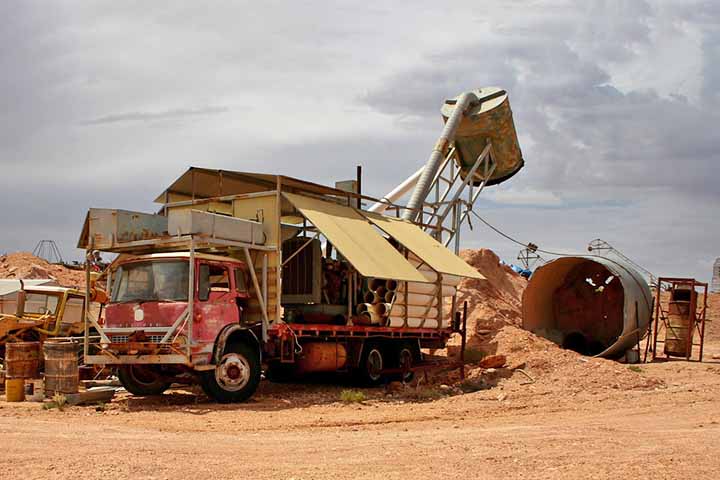 As minas de opalas recebem grande afluxo de trabalhadores e seguem como uma das fontes de renda de Coober Pedy.