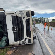 Caminhão carregado de cerveja tomba em rodovia no interior de Minas - Divulga&ccedil;&atilde;o/CBMMG