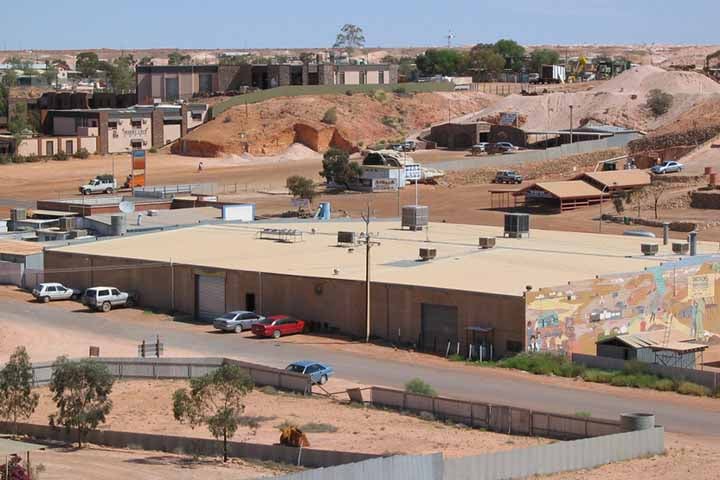 Uma casa antiga subterrânea com três dormitórios e até piscinas, denominada Fayes Underground Home, é aberta à visitação.
