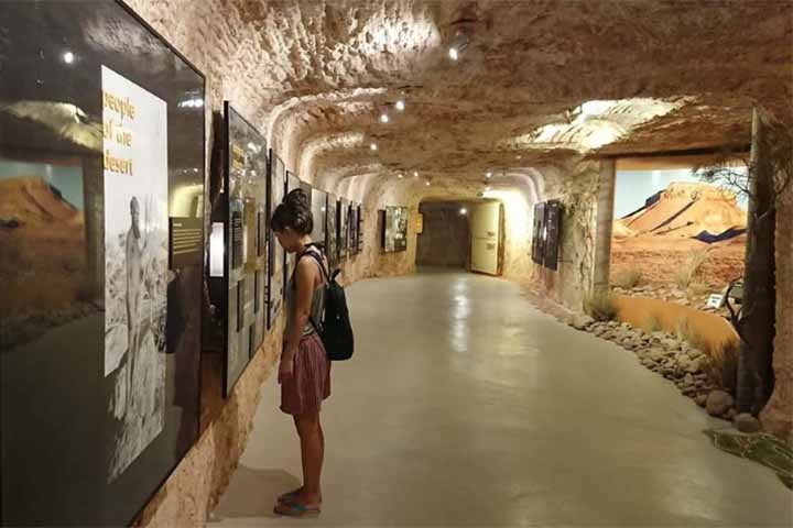 Atualmente, Coober Pedy tem sua renda baseada não só na mineração de opala como, especialmente, no turismo. 
