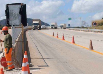 CNT analisou 111,8 mil quilômetros de rodovias em todas as regiões do país e constatou que 67% das pistas apresentam condições insatisfatórias
 -  (crédito: Leandro Couri/EM/D.A Press)