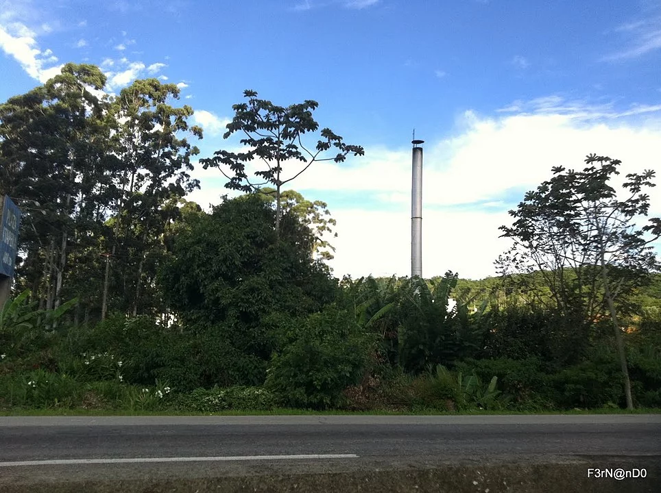 Seja lá o que for , a placa é mais uma que chama atenção num país onde impera o bom humor em placas, faixas e cartazes. Recentemente, o dono de uma plantação em Itapema (SC) viralizou com sua mensagem para um ladrão de bananas. 