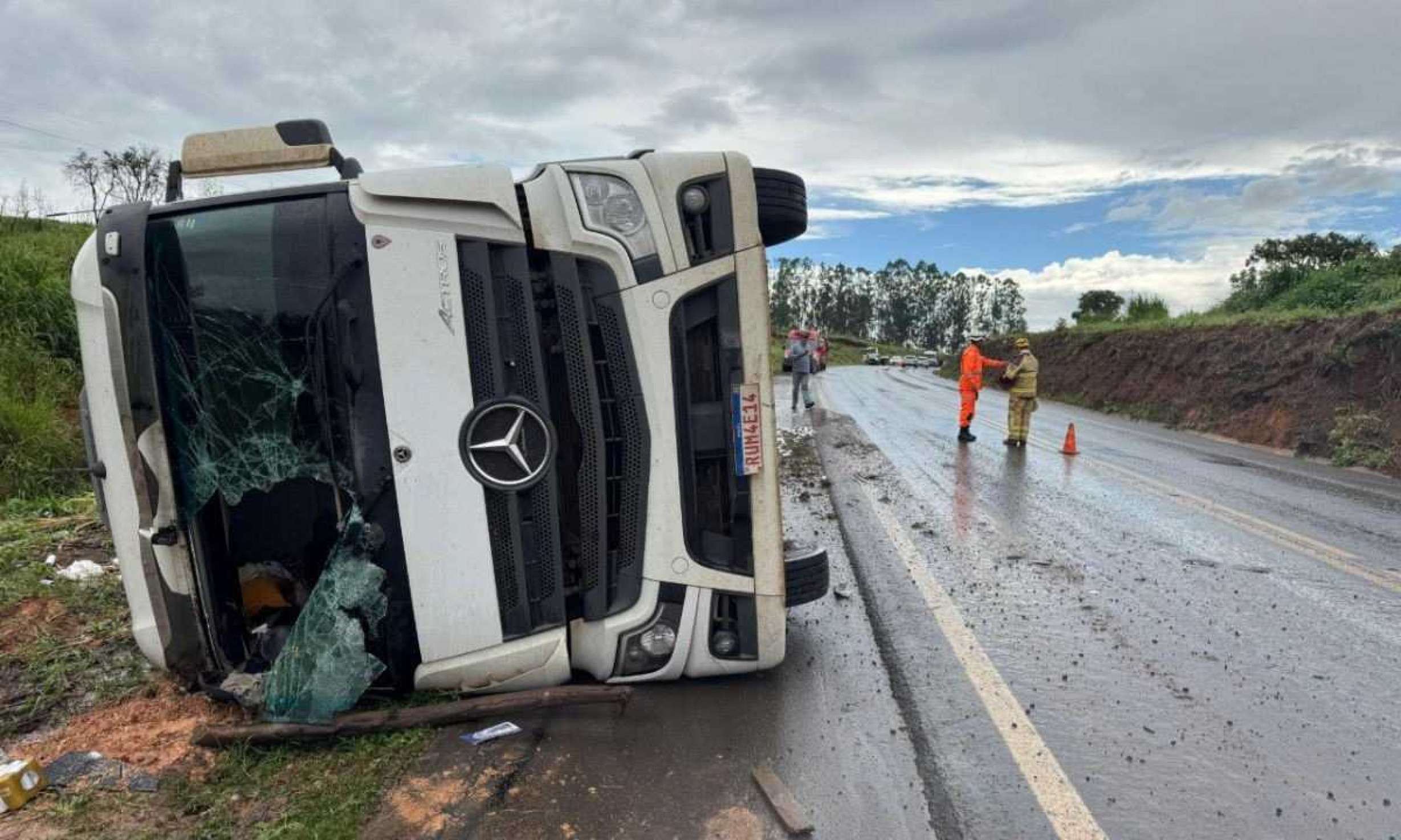 Caminhão carregado de cerveja tomba em rodovia no interior de Minas