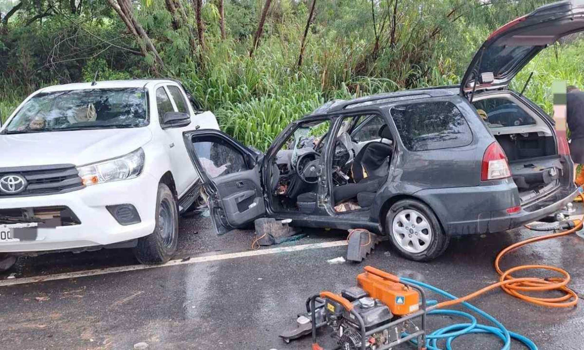 MG: batida entre carro e caminhonete deixa uma pessoa morta e duas feridas