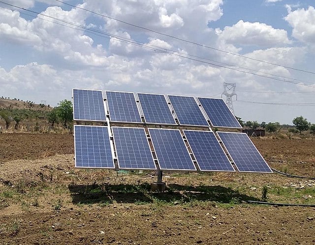 Conceitualmente, a energia solar, como o próprio nome indica, refere-se à energia cuja fonte é o Sol. Sua captação pode ser feita por meio de diversas tecnologias, como painéis fotovoltaicos, usinas heliotérmicas e aquecedores solares.