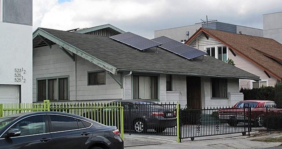 Energia solar fotovoltaica nada mais é do que a conversão direta da radiação solar em energia elétrica. Essa conversão é realizada pelas chamadas células fotovoltaicas, compostas por material semicondutor, normalmente o silício.