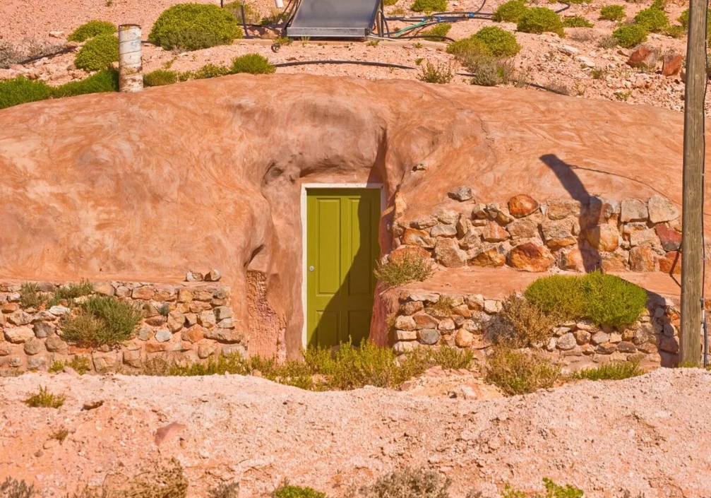 As construções subterrâneas foram uma forma de adaptação ao clima hostil do deserto australiano. 
