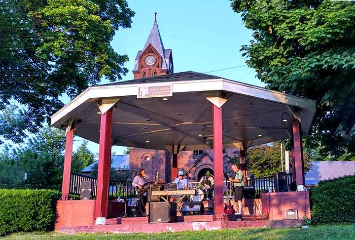 Frequentemente encontrado em jardins ou parques, é coberto e pode ter colunas ou suportes. Gazebos são utilizados para eventos, reuniões e como um local para apreciar a natureza.