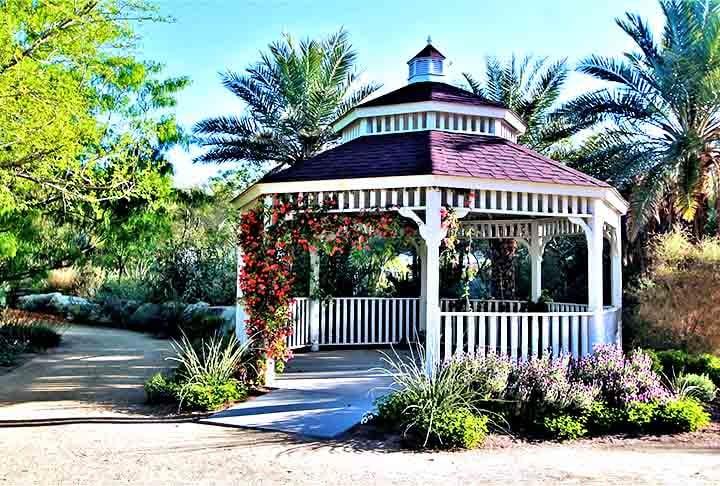 Os gazebos podem ser encontrados em diversas partes do mundo, especialmente em jardins, parques e áreas de lazer. Sua origem remonta a estruturas arquitetônicas do século 16, popularizadas na Europa, com destaque na Inglaterra e na França.