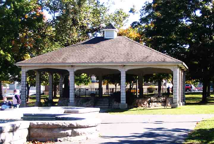 Estados Unidos:  Há gazebos no Central Park, em Nova York; no Golden Gate Park, em São Francisco;  e no Japanese Tea Garden, no Texas, entre outros. 