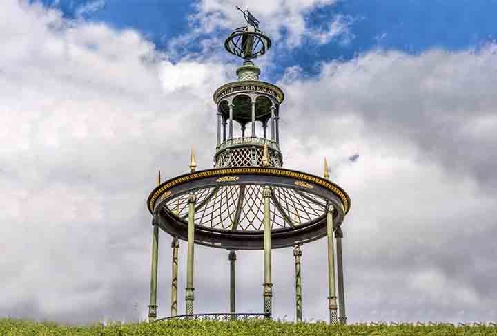 França:  Há gazebos no Jardim de Luxemburgo e no Jardim de Versailles, ambos na capital, Paris.