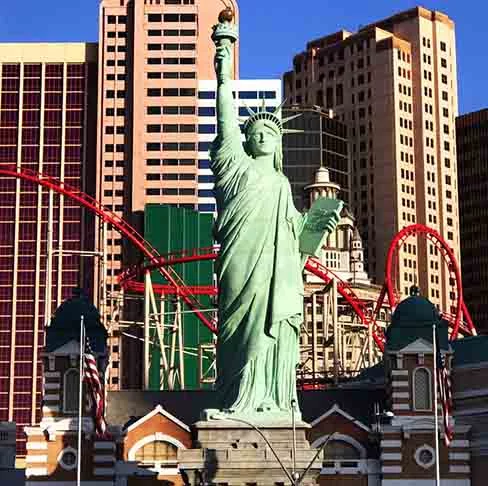 Las Vegas, EUA – Uma réplica está no hotel-cassino New York-New York, no coração da famosa Las Vegas Strip. A estátua é parte do tema da cidade de Nova York do resort, com outros marcos como o Empire State Building em miniatura. O local é atrativo para cassinos, shows e a vibrante vida noturna.