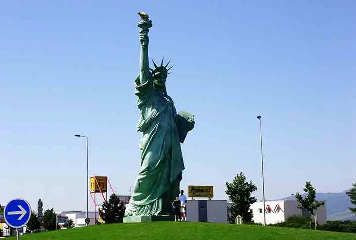 Colmar, França – A cidade natal de Auguste Bartholdi, criador da Estátua da Liberdade, abriga uma réplica em uma rotatória na entrada da cidade. A estátua homenageia Bartholdi e é rodeada pelo charme medieval de Colmar, com suas ruas de paralelepípedos e vinhedos.
