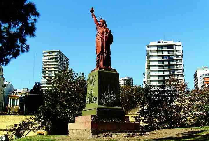 Buenos Aires, Argentina – Uma réplica está no bairro de Barracas, na Plaza Colombia, destacando-se como uma homenagem à liberdade. Embora menor e mais simples, o local é cercado de história e próximo a pontos culturais e gastronômicos da capital argentina.

