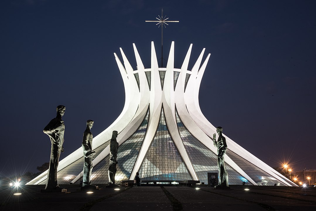 Em Brasília, destaca-se, em especial, a bela catedral metropolitana, inaugurada em 1970 e que muitos consideram a grande obra-prima de Niemeyer. Pelo projeto, ele ganhou, em 1988, o Prêmio Pritzker, equivalente ao Nobel na área de arquitetura. 