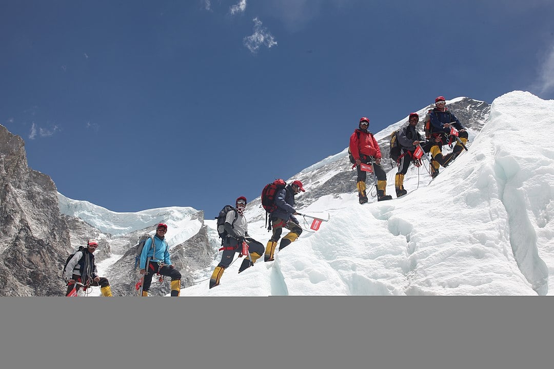 Para os alpinistas, diferenças tão minúsculas não alteram a rotina. O Everest sempre foi muito procurado para a prática das escaladas. E, ultimamente, vem sendo alvo de vandalismo. Notícias sobre acúmulo de lixo e até corpos de alpinistas mortos causam perplexidade. 