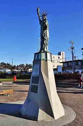 Seattle, EUA – No bairro de Alki, uma réplica de 2,5 metros foi instalada em 1952. Voltada para a baía de Puget Sound, o local é ótimo para caminhadas e oferece vistas panorâmicas do skyline da cidade.
